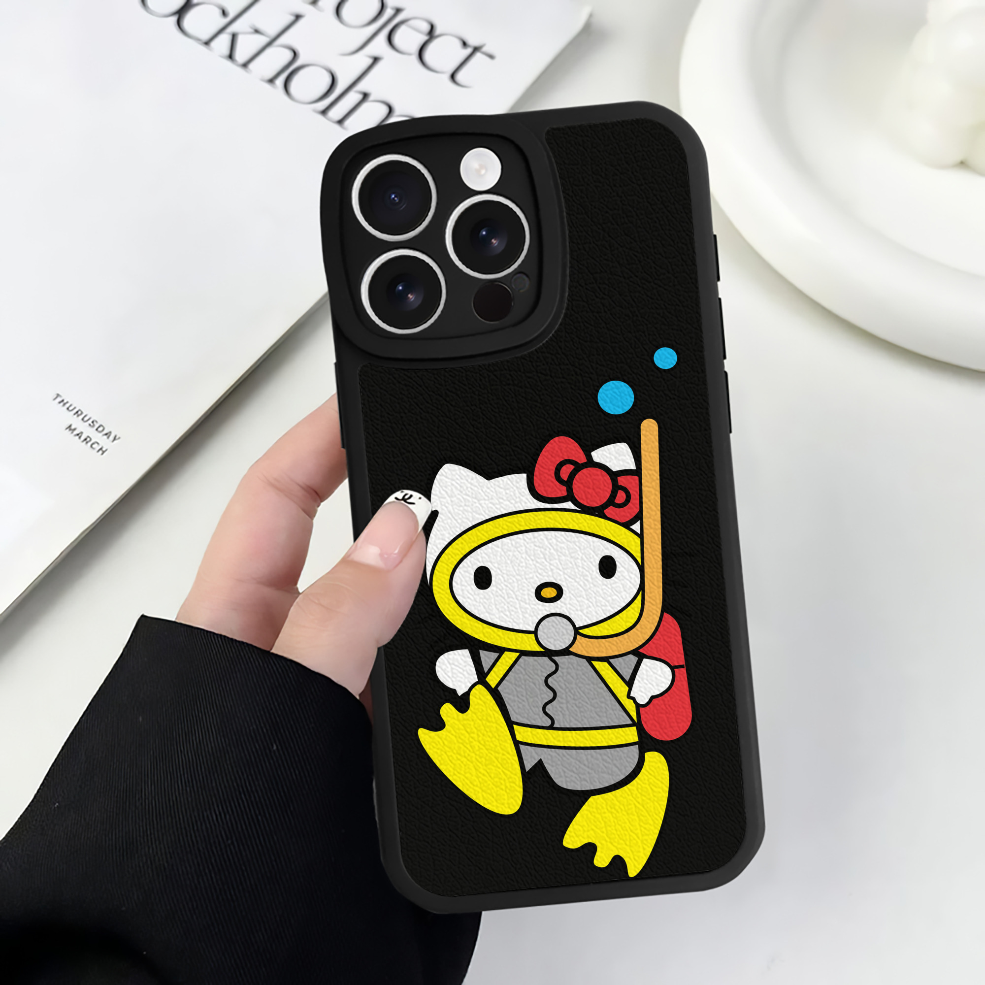 （画像用） Hello Kitty ハローキティ 【iPhone 16シリーズ対応】シリコンスマホケース（レザー調） 材質：シリコン
